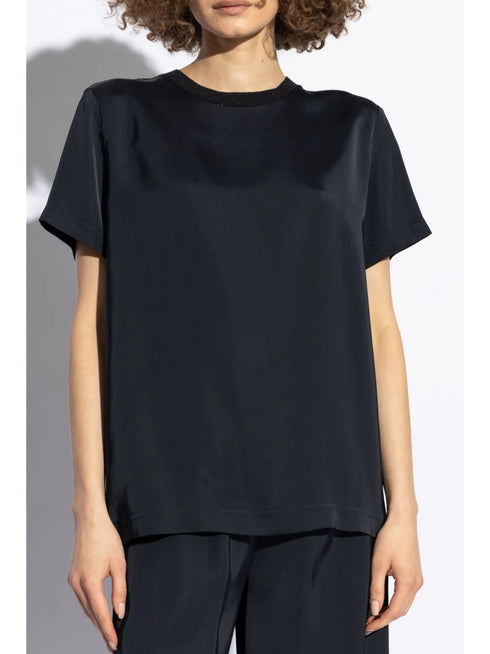 camiseta con cuello decorativo
